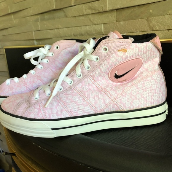 Nike Shoes - Nike high top sneakers. 💗